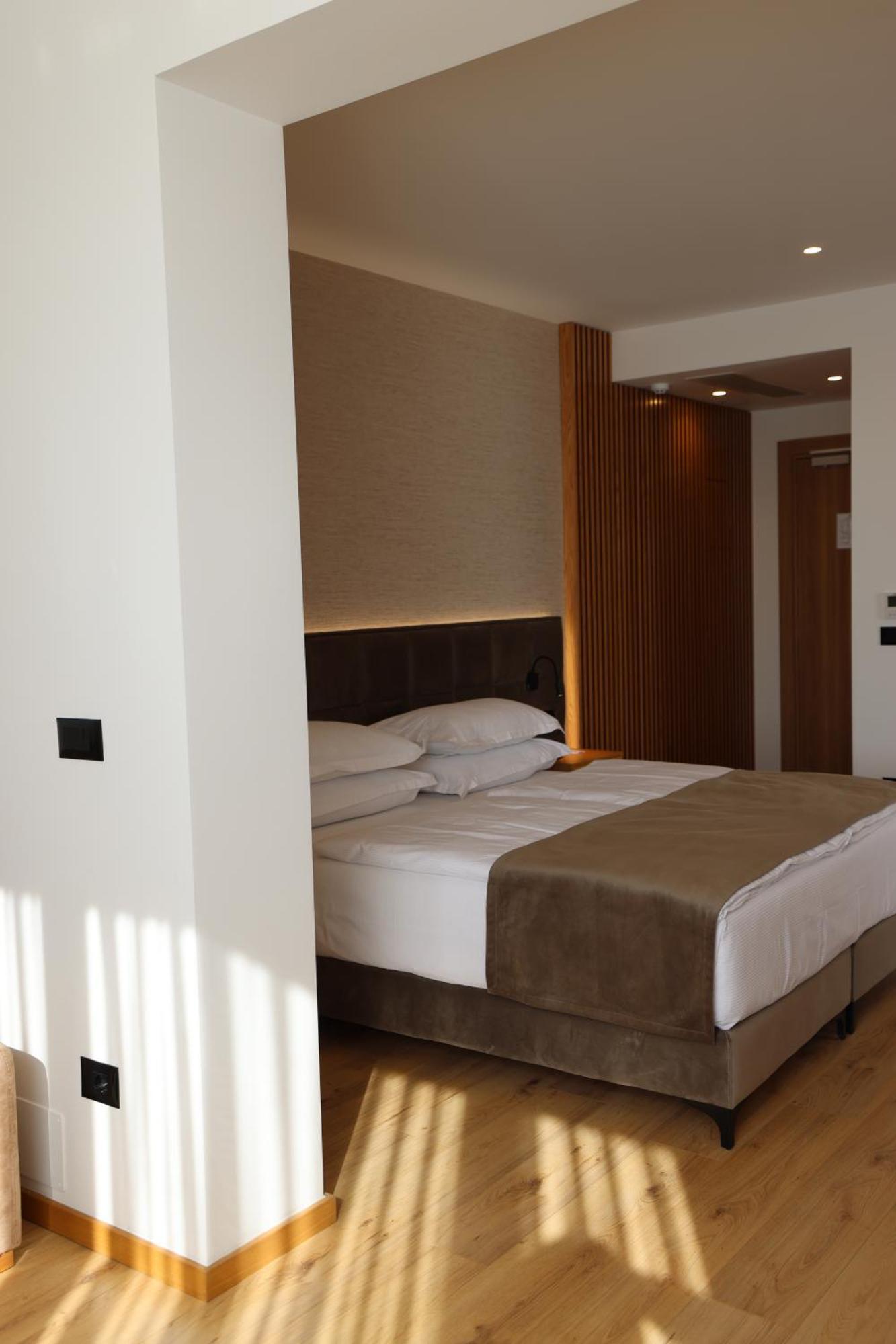 Sibb Hotel Тирана Экстерьер фото