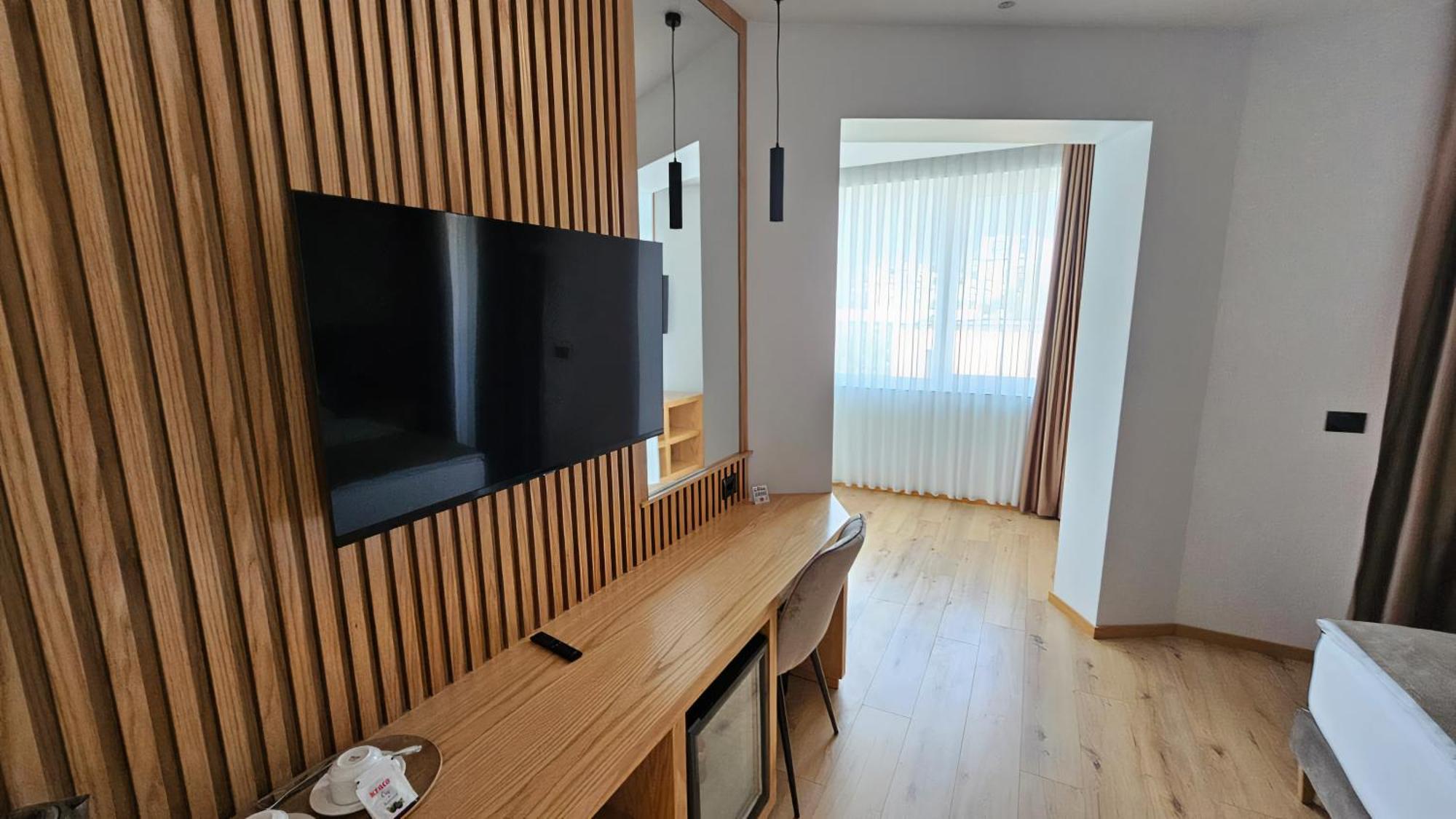 Sibb Hotel Тирана Экстерьер фото