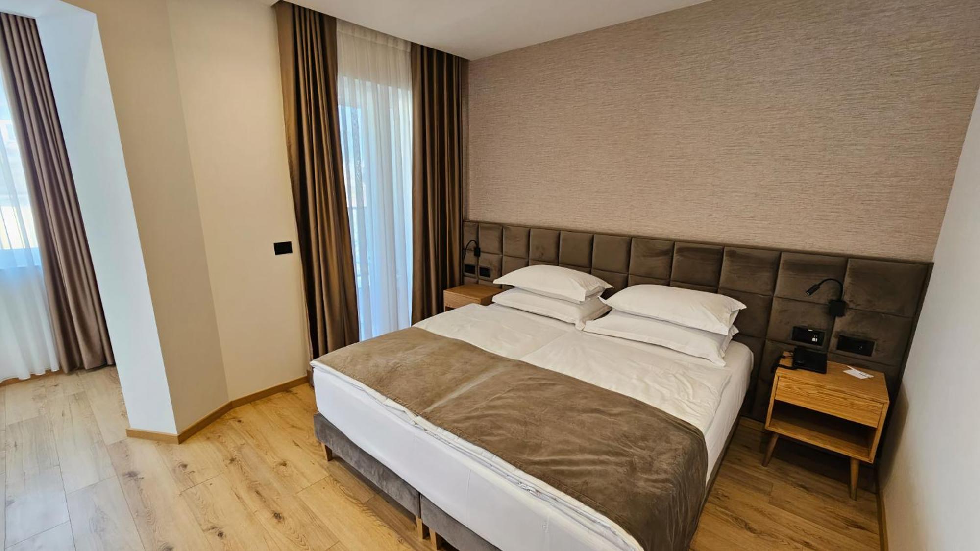 Sibb Hotel Тирана Экстерьер фото