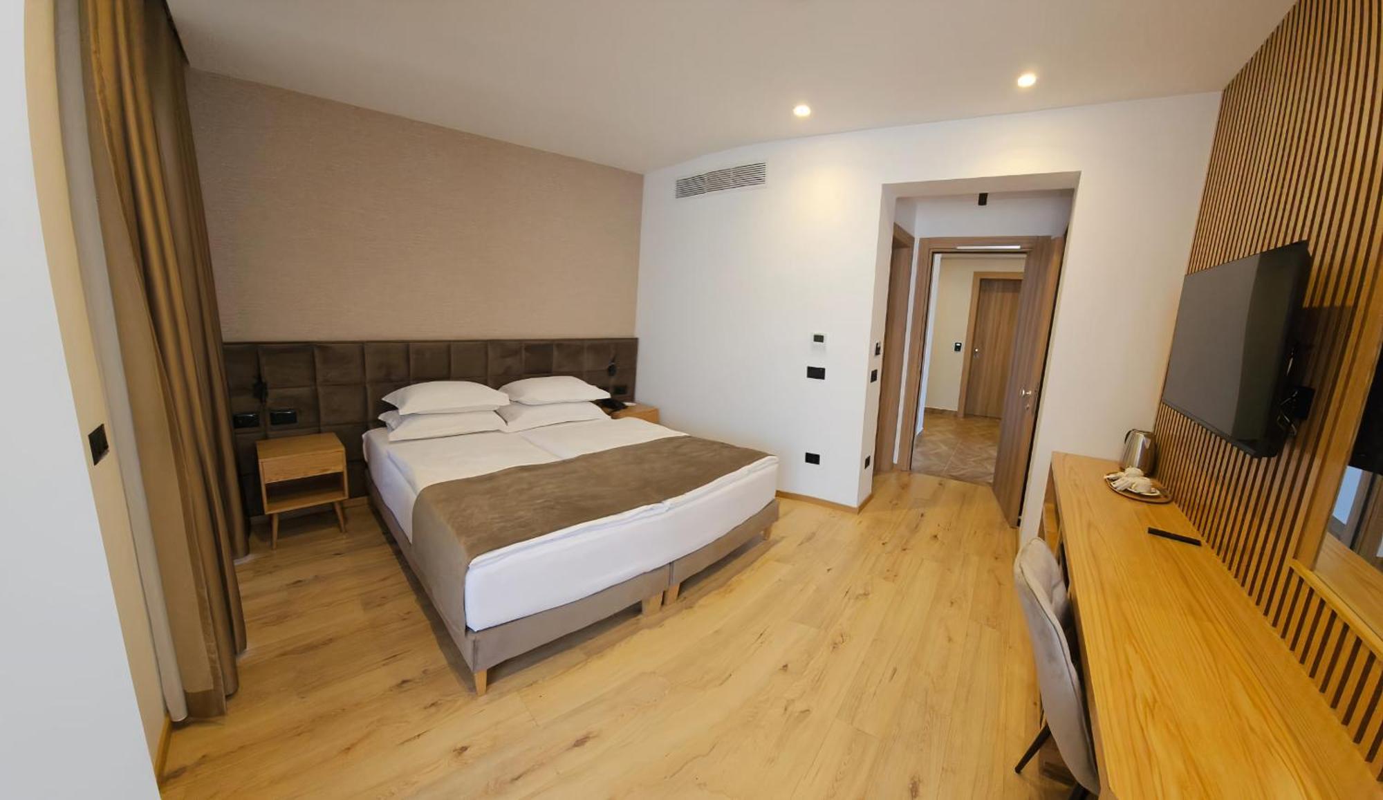 Sibb Hotel Тирана Экстерьер фото