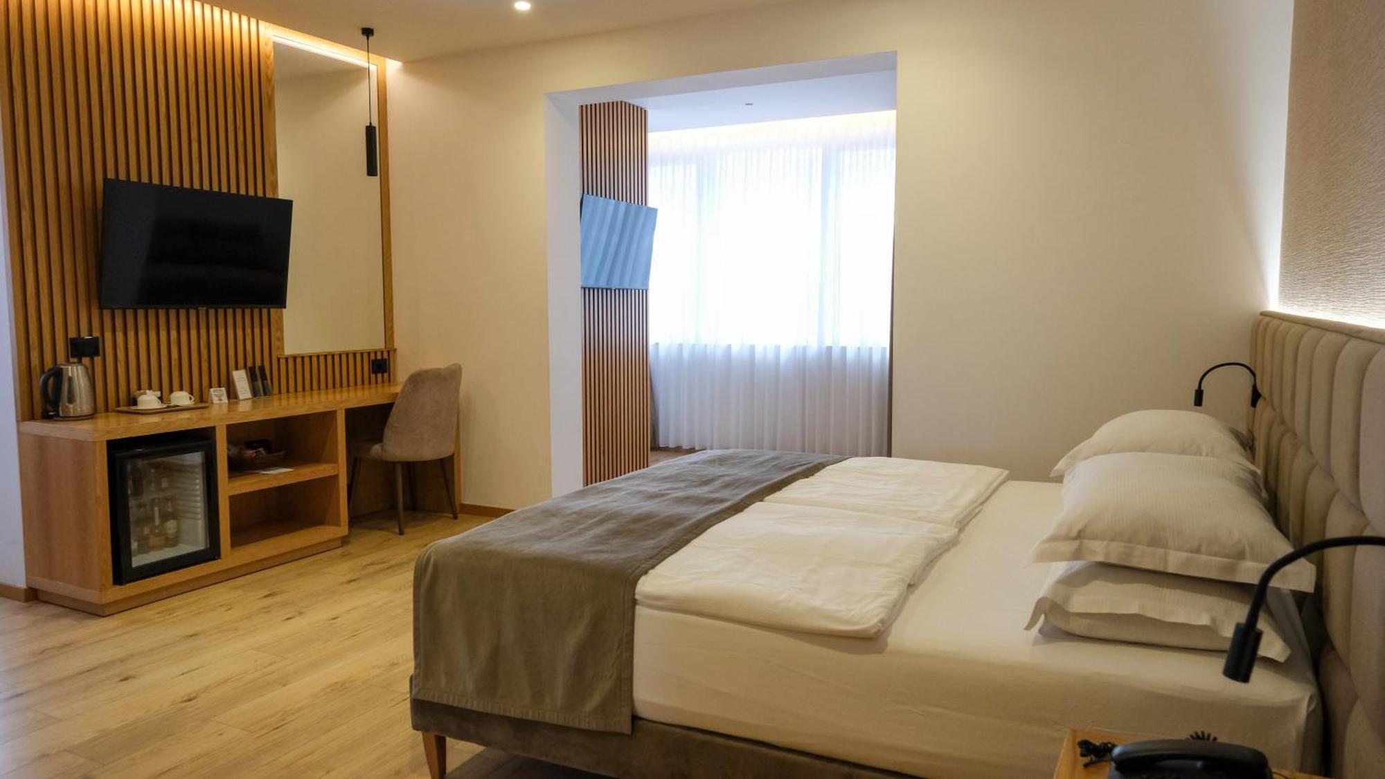 Sibb Hotel Тирана Экстерьер фото